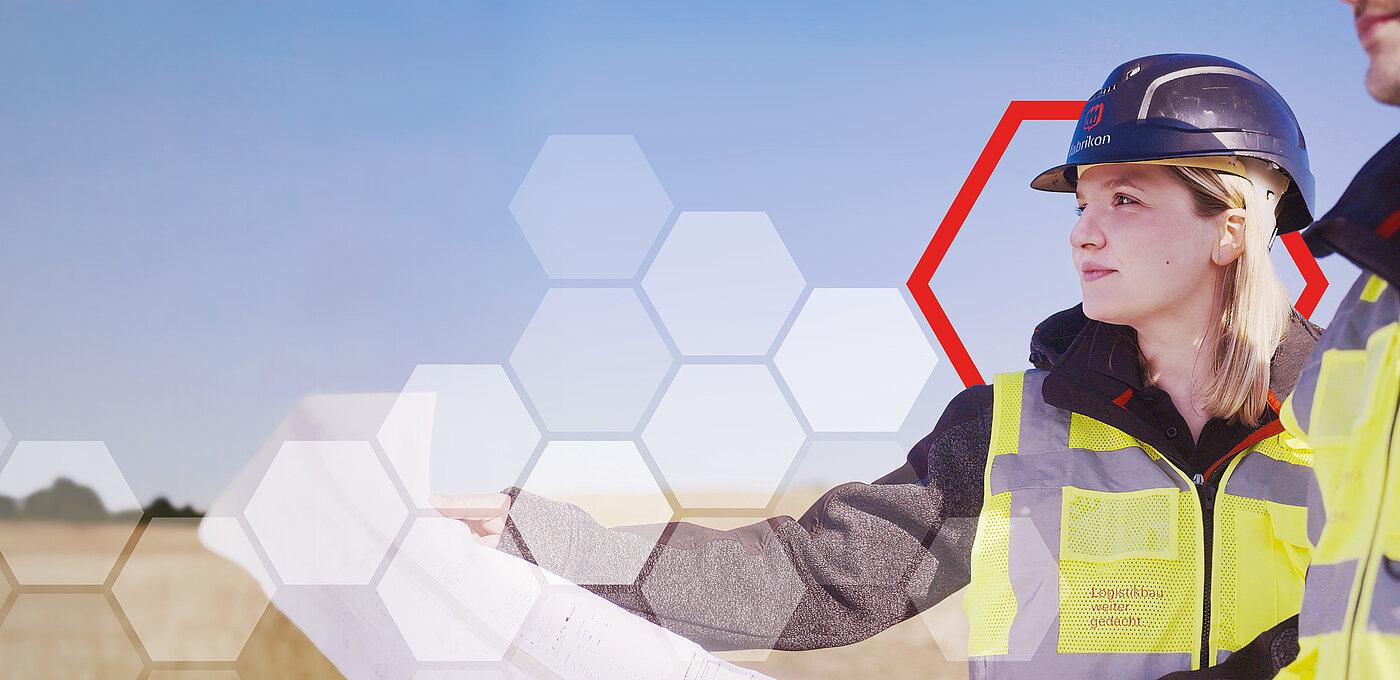 Bauleiterin mit Helm und Warnweste betrachtet Pläne in einer ländlichen Umgebung, im Hintergrund ein blauer Himmel.