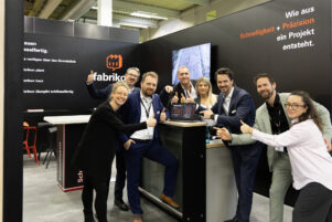 Team fabrikon Gruppenfoto am Messestand auf der Buildinx in Dortmund 2024